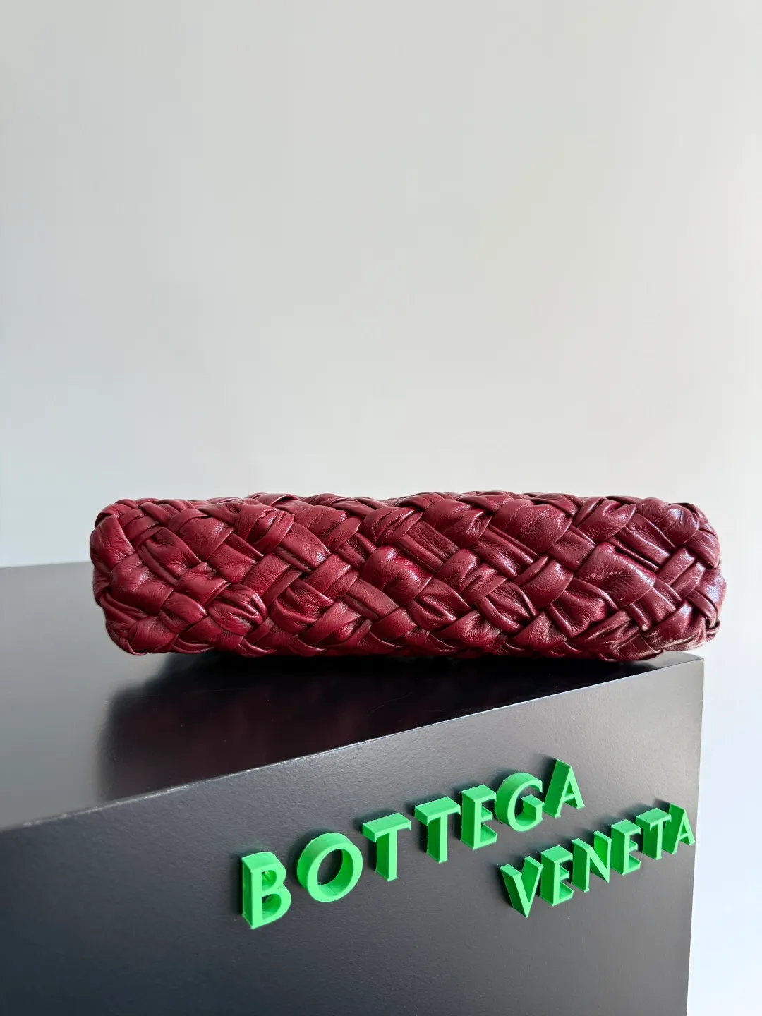 Batch 2560 BottegaVeneta's latest Kalimero cha cha fashionable chacha woven handbag, a solid product! This is really not easy to make. The oil-waxed cowhide used requires craftsmen with more than 10 years of experience to produce the effect. The hand-knitting process is very difficult and time-consuming. It is a very heavy-duty product. It has a unique texture and is worth buying. The length of the shoulder straps is also perfectly adjustable. Style number: 785780 Size: 28.5*15*6cm